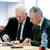 Skarbnik Gminy Bobrowniki Paweł Grudowski i Wójt Gminy Bobrowniki Jarosław Jacek Poliwko podczas podpisywania aneksu do umowy partnerskiej w projekcie 