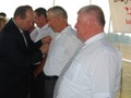 minister Z. Sosnowski wręcza odznaczenie Władysławowi Szablewskiemu