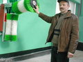 Zdzisław Litka pokazuje elektryczne czochradło