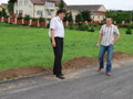 stan drogi sprawdzają sekretarz Dariusz Zalewski i inspektor Roland Jankowski
