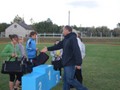 dziewczętom gratuluje Marian Nowakowski trener kadry narodowej biegaczy