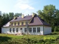 Budynek po byłej szkole z wymienionym dachem