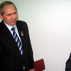 Poseł na Sejm RP Mirosław Koźlakiewicz wręcza odznakę Zasłużony dla Rolnictwa Panu Waldemarowi Mie