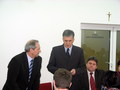 Poseł na Sejm RP Mirosław Koźlakiewicz wręcza odznakę Zasłużony dla Rolnictwa Panu Waldemarowi Mierzejewskiemu.