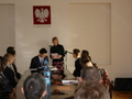 Radna Beata Świdnicka za chwilę wręczy młodym Rdnym zaświadczenia o wyborze na Radnego Młodziezowej Rady Miejskiej