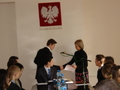 Radny Sławomir Kochelak odbiera  zaświadczenie o wyborze na Radnego Młodziezowej Rady Miejskiej