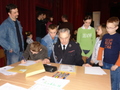 Zwycięscy  konkursu ze Szkół Podstawowych  odbiueraja Dyplomy i nagrody