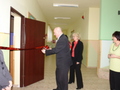Zastępca Burmistrza Krzysztof Gandziarski  nacina wstęgę