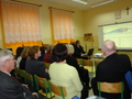 Opiekun Centrum Radosław Radwański objasnia zgromadzonym jak poruszać się po kursach e- learningowych.