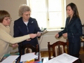 Nagrodę dla swoich uczniów odbiera Pani Dyrektor Dorota Dybska - SP Broszki 