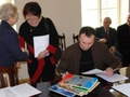Nagrody dla wychowanków odbiera Pani Dyrektor Małgorzata Świętczak - SP Stolec,  w tle Radni Andrzej Konieczny i Jerzy Dudek