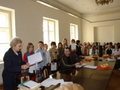 z rąk Pani Kazimiery Szmil nagrody otrzymuje kolejna grupa wyróżnionych.