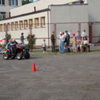 najmłodsi miłośnicy motoryzacji z radością pokonywali tor przeszkód na quadzie