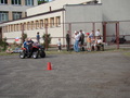 najmłodsi miłośnicy motoryzacji z radością pokonywali tor przeszkód na quadzie