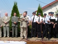Burmistrz Antoni Kucharski wręcza jubileuszowy puchar Strażakom z OSP Stolec