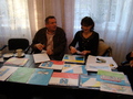 od lewej projekty: zółto - niebieski - Piotra Leśniewicza, pomarańczowo- zółto-pomarańczowy - Krzysztofa Mrowińskiego (10 pkt), zielony  - Angelika Mieszała . niebieski - Łukasz Ciupek, biało czerwony z herbem - Ciupek Monika , biało czerwony z herbem na białym tle - Magdalena Klinska , ukośny zółto -niebiesko - biały - Wioleta Magda, z napisem Złoczew - Karolina Obiegła, niebiesko-biały z patronem - projekt Narzędziowni czyli Rafała Chuderskiego, Łukasza Chuderskiego i Roberta Wągrowskiego, ukośny niebiesko- biało - zółty z herbem - Glorii Szalewskiej (9 pkt), zółto - niebiesko- zielony z herbem -Amatora (11pkt).