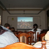 w tle ujęcie z filmu Slady