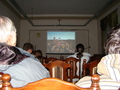 w tle ujęcie z filmu Slady
