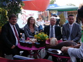 reprezentanci złoczewskich producentów Pani Izabela Chojnacka i Pan  Daniel Podsiadły w towarzystwie  Ministra Rolnictwa Marka Sawickiego i Starosty Sieradzkiego Dariusza Olejnika