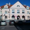 Wejście główne do budynku zlokalizowane jest od strony ul. 3 Maja i posiada pochylnię przeznaczoną dla osób niepełnosprawnych. Drzwi wejściowe nie posiadają progu a ich szerokość dostosowana jest do potrzeb osób z niepełnosprawnościami.