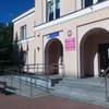 Wejście główne do budynku zlokalizowane jest od strony ul. 3 Maja i posiada pochylnię przeznaczoną dla osób niepełnosprawnych. Drzwi wejściowe nie posiadają progu a ich szerokość dostosowana jest do potrzeb osób z niepełnosprawnościami.