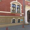 Budynek Starostwa Powiatowego w Gostyniu przy ul. Wrocławskiej 256 - wejście od biblioteki, dzwonek dla osób niepełnosprawnych